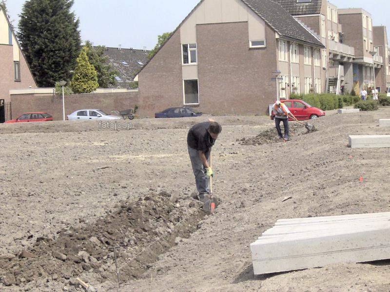 15-06-2005 de grondwerkers zijn hier bezig geulen te graven voor banden te plaatsen voor de aanleg van het park aan de eckartstraat/maurickerf/amstenradenhoek.