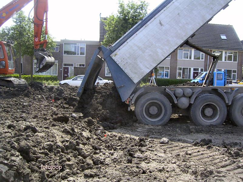 01-06-2005 aanleg van het wijkpark aan de eckartstraat/maurickerf/amstenradenhoek.