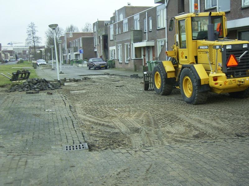 31-01-2005 de stratenmakers zijn bezig om de bestrating er uit te breken in de maurickerf is nodig voor het herinrichten voor het parkje wat gaat komen aan de eckartstraat/maurickerf.