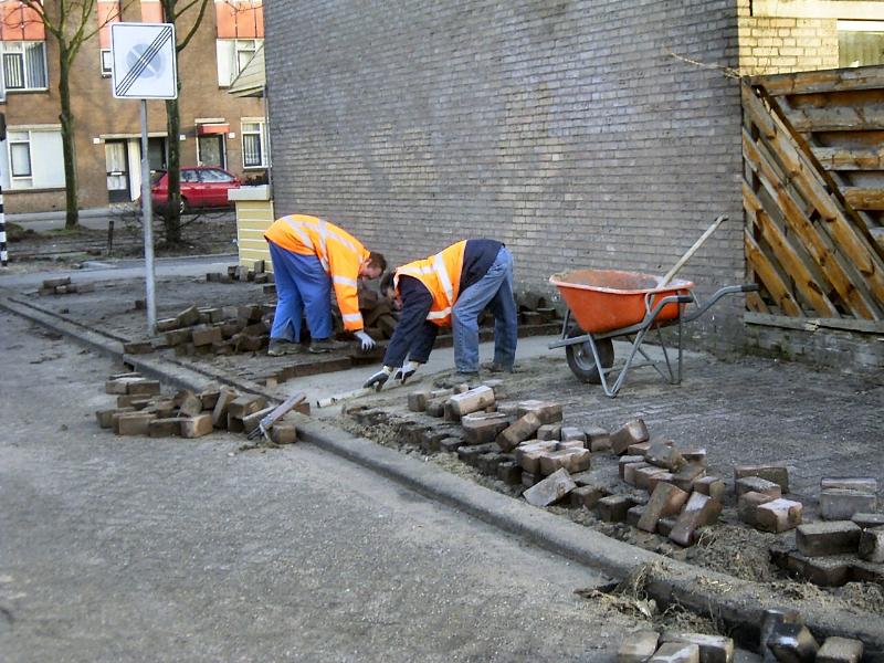 11-01-2005 de stratenmakers zijn bezig aan het herbestraten van de parkeerplaatsen aan de keverborgstraat.