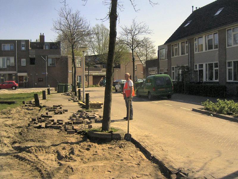 11-04-2005 herbestraten en aanleg van het park bij de eckartstraat/maurickerf.