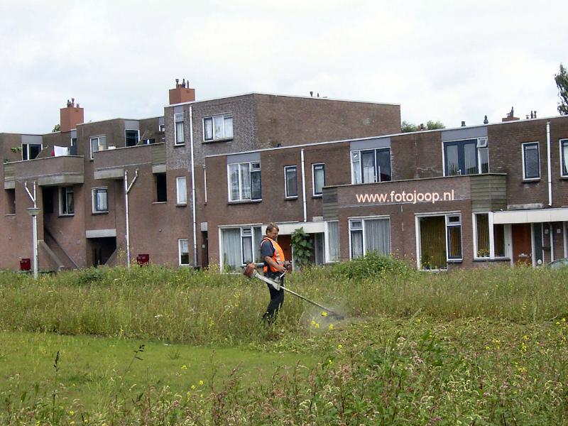 23-08-2005 het snoeien van het onkruid  aan het  park eckartstraat/amstenradenhoek/maurickerf.