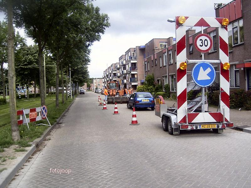07-06-2005 het aanleggen van verkeersdrempels aan de schinnenbaan.