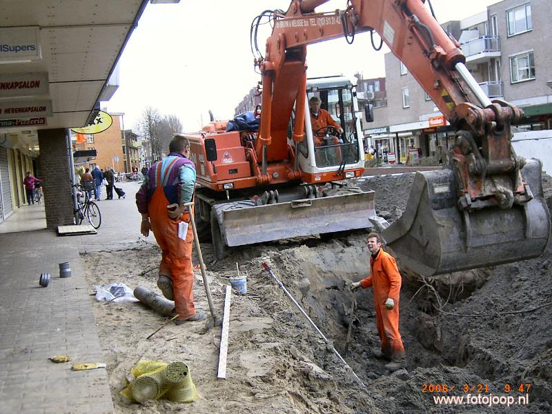 21-03-2006 het vervangen van de riolerings buizen in winkelcentrum beverwaard.