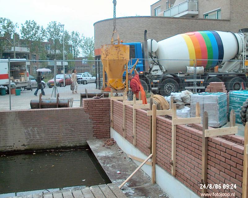 24-08-2006 het laatste beton storten in de muren van de oudewatering winkelcentrum beverwaard.