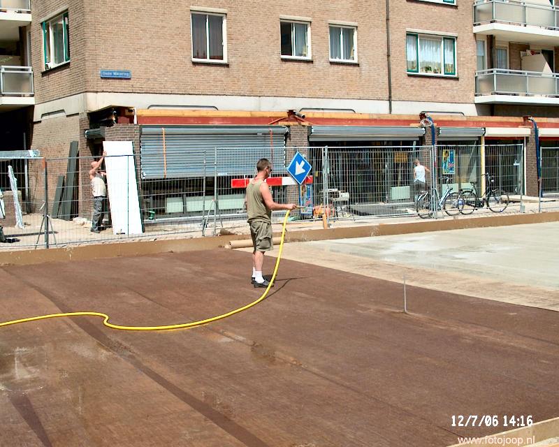 12-07-2006 jute matten neerleggen en nat houden om het uitdrogen en scheuren van beton tegen te gaan oudewatering winkelcentrum beverwaard.