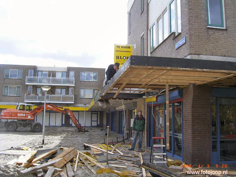03-04-2006 verbouwing  o/a rioolwerkzaamheden en het weghalen van de luifels winkelcentrum beverwaard.