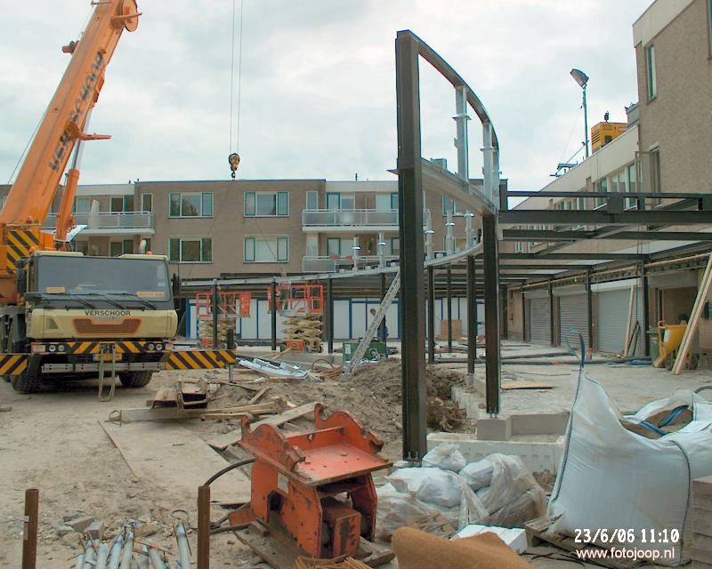 23-06-2006 staalconstructie opbouwen voor winkels bij liddle winkelcentrum beverwaard.