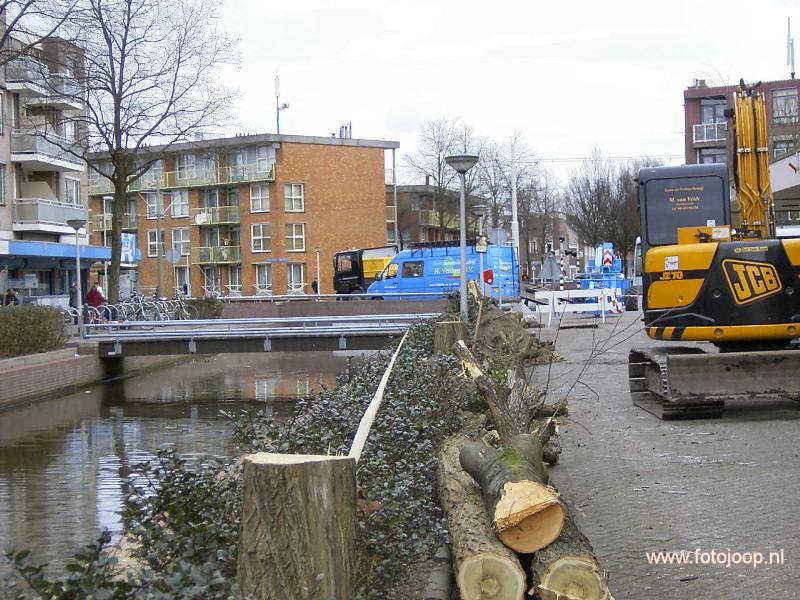 27-02-2006 aan de kant van kruitvat winkelcentrum beverwaard zijn de bomen al weg gehaald.