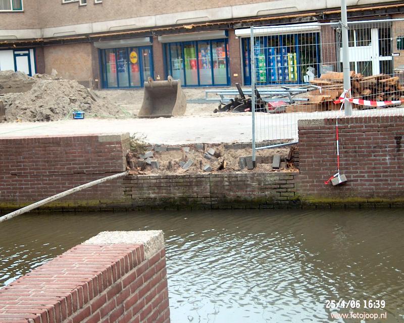 25-04-2006 de eerste loopbrug over de oudewatering is weggehaald in het winkelcentrum beverwaard.