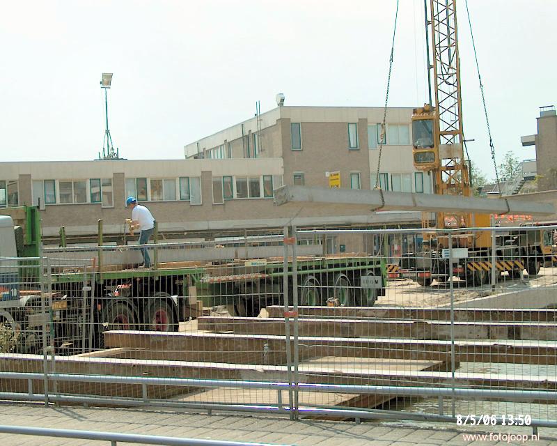 08-05-2006 het lossen van heipalen en het slaan van heipalen in het winkelcentrum beverwaard.