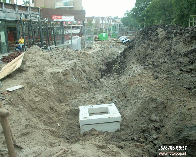 15-08-2006 riolering aanleggen bij liddle winkelcentrum beverwaard.
