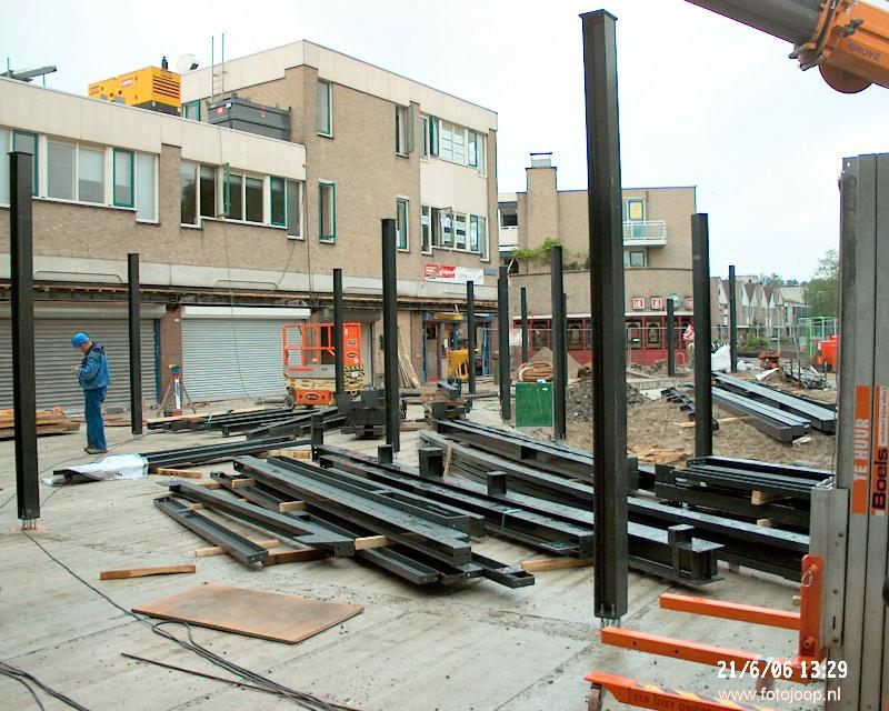 21-06-2006 staalconstructie plaatsen voor uitbreiding winkels bij liddle winkelcentrum beverwaard.