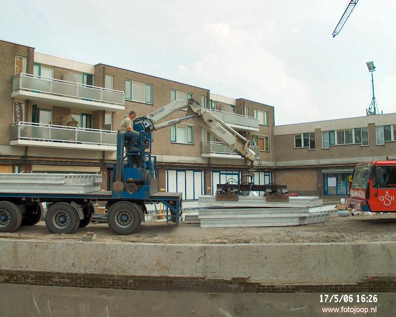 17-05-2006 bekisting en lossen van beton platen en het begin van de vloer is al zichbaar in het winkelcentrum beverwaard.
