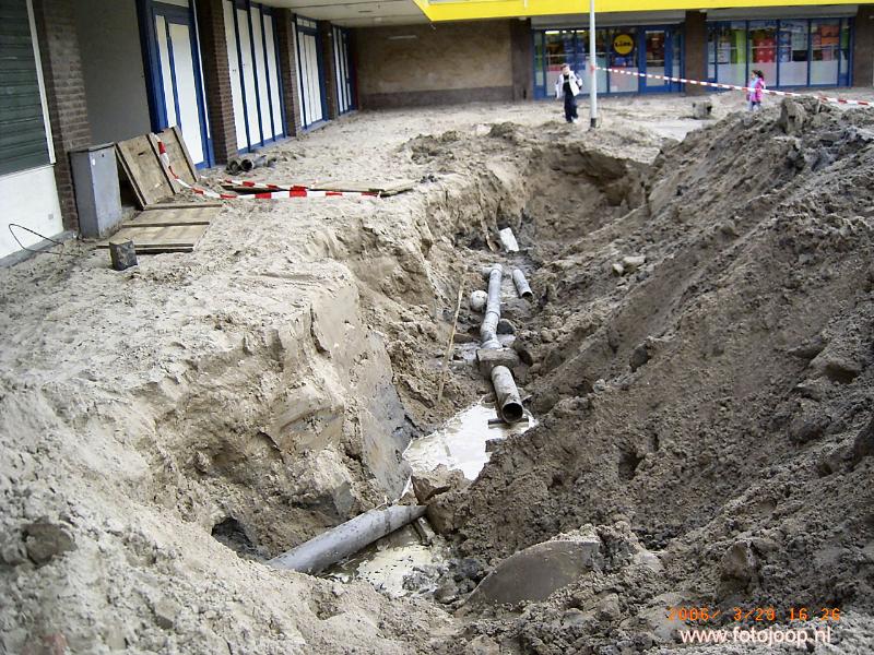 30-03-2006 rioolwerkzaamheden in het winkecentrum beverwaard.