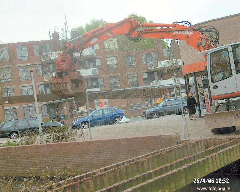 26-04-2006 het weghalen van de brugdelen over de oudewatering winkelcentrum beverwaard.