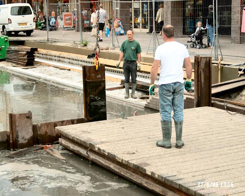 27-06-2006 damwand weer weghalen oudewatering winkelcentrum beverwaard.