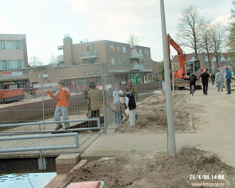 26-04-2006 hekken plaatsen en werkzaamheden en spelende kinderen op de brugdelen die in de oudewatering liggen in het winkelcentrum beverwaard.