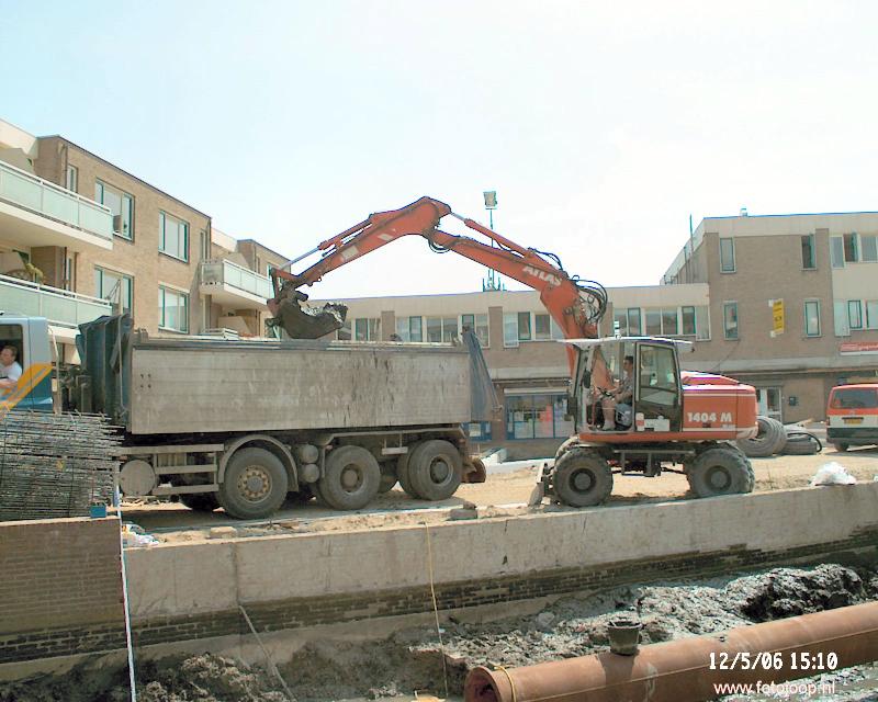 12-05-2006 werkzaamheden slib afvoeren uit de oudewatering winkelcentrum beverwaard.