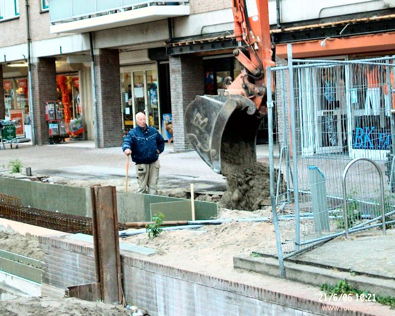 21-06-2006 zand storten tegen bekisting oudewatering winkelcentrum beverwaard.