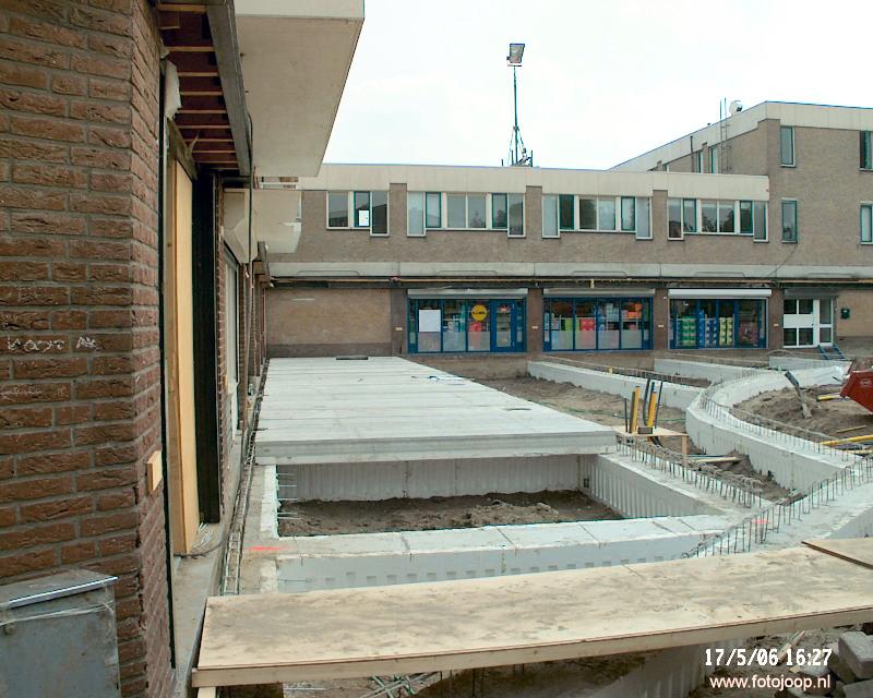 17-05-2006 bekisting en lossen van beton platen en het begin van de vloer is al zichbaar in het winkelcentrum beverwaard.