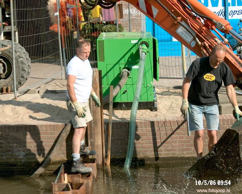 10-05-2006 werkzaamheden  o/a leegbaggeren en leegpompen van de oudewatering winkelcentrum beverwaard.