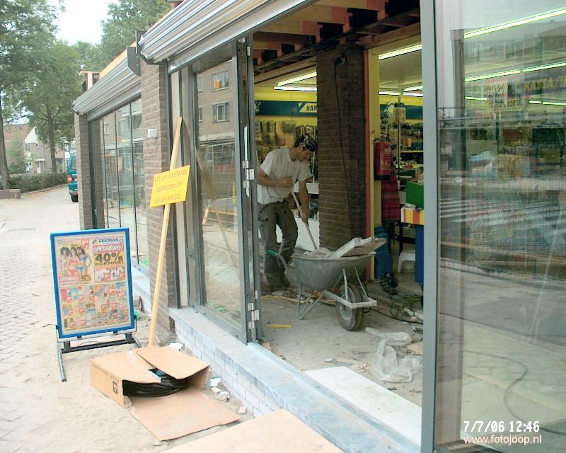 07-07-2006 winkelpui van zeeman verwijderen winkelcentrum beverwaard.