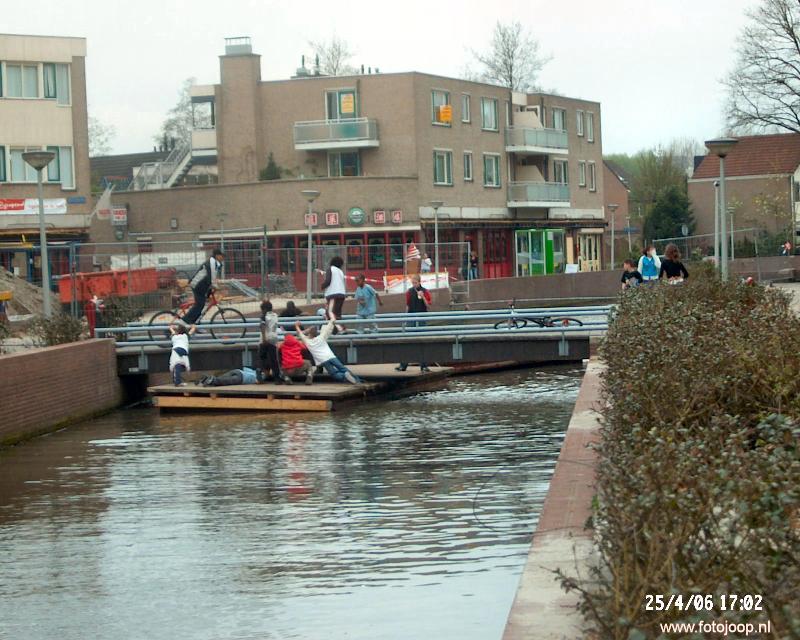 25-04-2006 de nieuwebrugdelen worden overmeesterd door de jeugd oudewatering  in het winkelcentrum beverwaard.