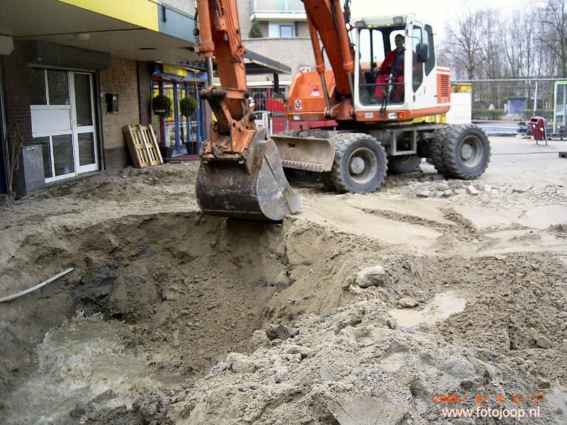 04-04-2006 het verwijderen van de luifels en rioolwerkzaamheden in het winkelcentrum beverwaard.