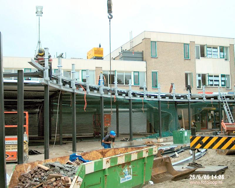 26-06-2006 dakplaten monteren op de staalconstructie voor de winkels bij liddle in het winkelcentrum beverwaard.