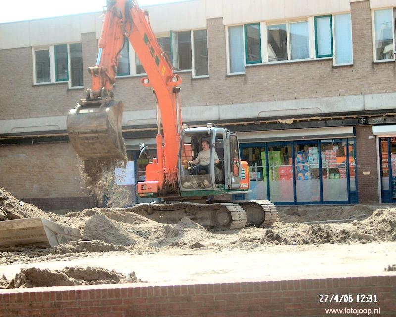 27-04-2006 grondwerkzaamheden in het winkelcentrum beverwaard.