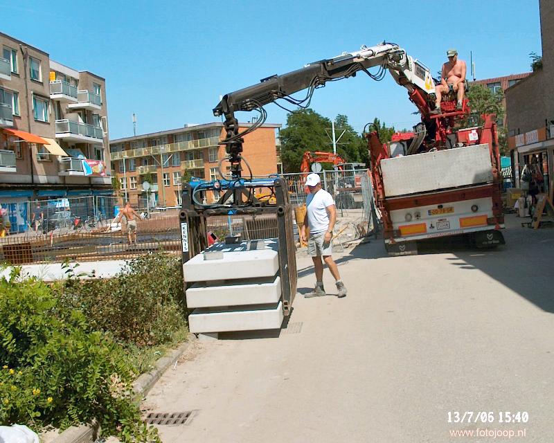 13-07-2006 beton platen lossen voor overgangen oudewatering winkelcentrum beverwaard.