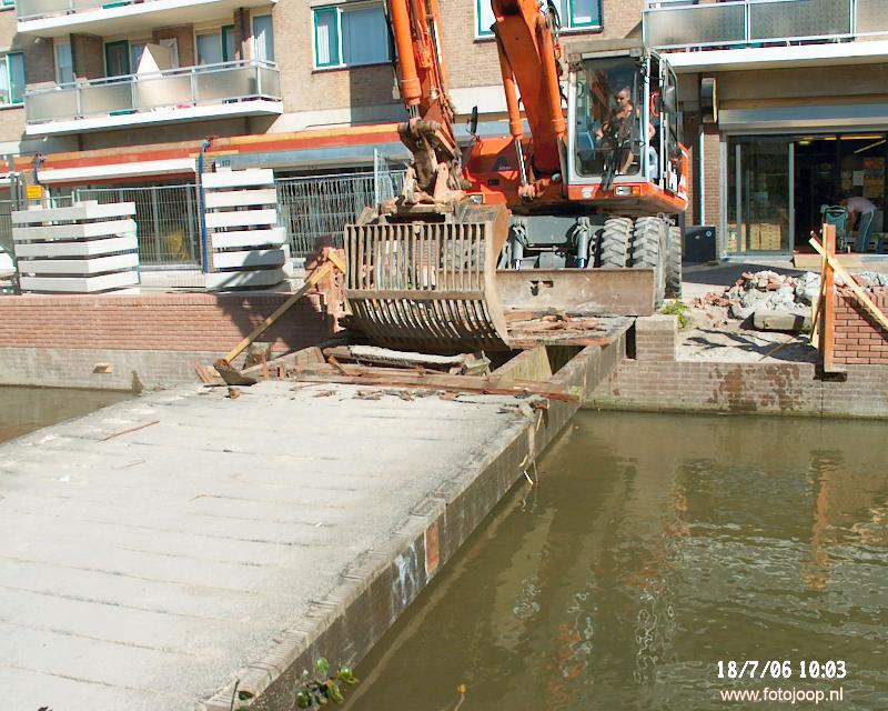 18-07-2006 het weghalen van de laatste brug oudewatering winkelcentrum beverwaard.