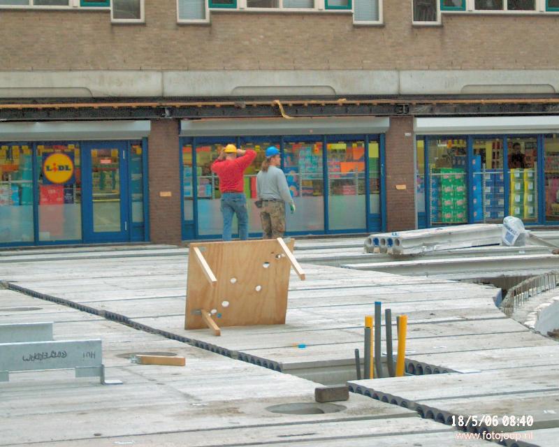 18-05-2006 bekisting en leggen van ondervloer in het winkelcentrum beverwaard.