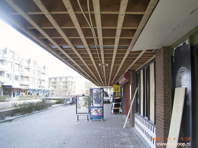 04-04-2006 het verwijderen van de luifels en rioolwerkzaamheden in het winkelcentrum beverwaard.