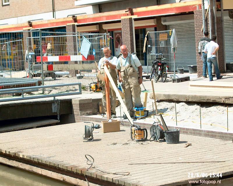 28-06-2006 diverse werkzaamheden aan en in de oudewatering o/a pijpen weghalen winkelcentrum beverwaard.