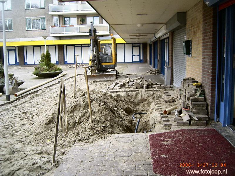 27-03-2006 de stratenmakers zijn hier begonnen met het uitbreken van de stenen en de kabels en waterleiding vervangen in het winkelcentrum beverwaard.