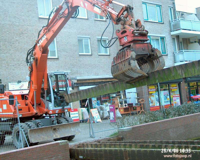 26-04-2006 het weghalen van de brugdelen over de oudewatering winkelcentrum beverwaard.