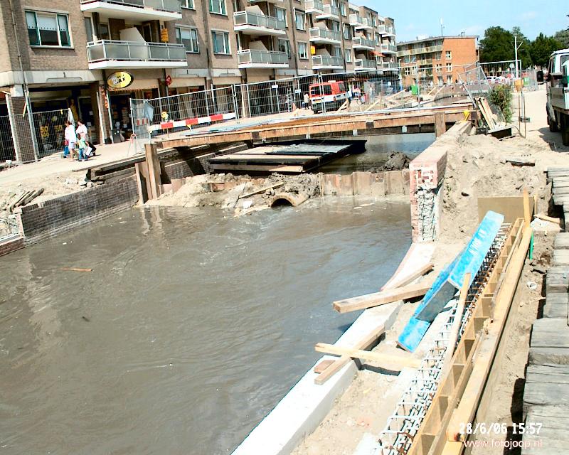 28-06-2006 de oudewatering heeft weer water de pijpen zijn weer weggehaald winkelcentrum beverwaard.