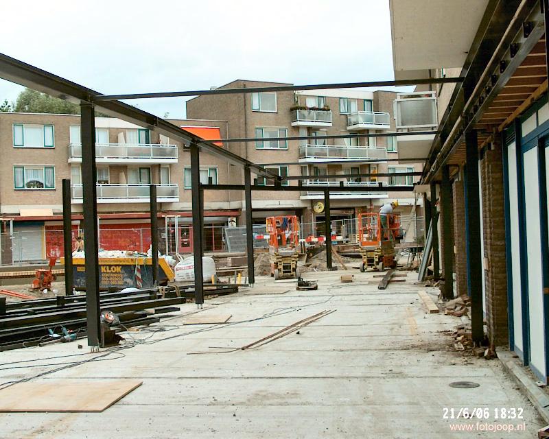 21-06-2006 staalconstructie opbouwen waar de winkels komen bij liddle winkelcentrum beverwaard.