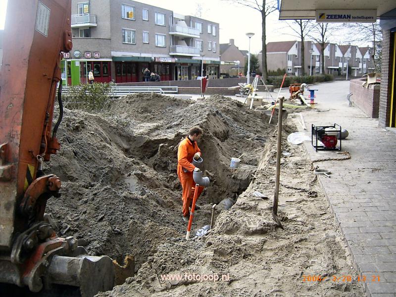 20-03-2006 de grondwerkers zijn bezig om het riool te vervangen in het winkelcentrum beverwaard.