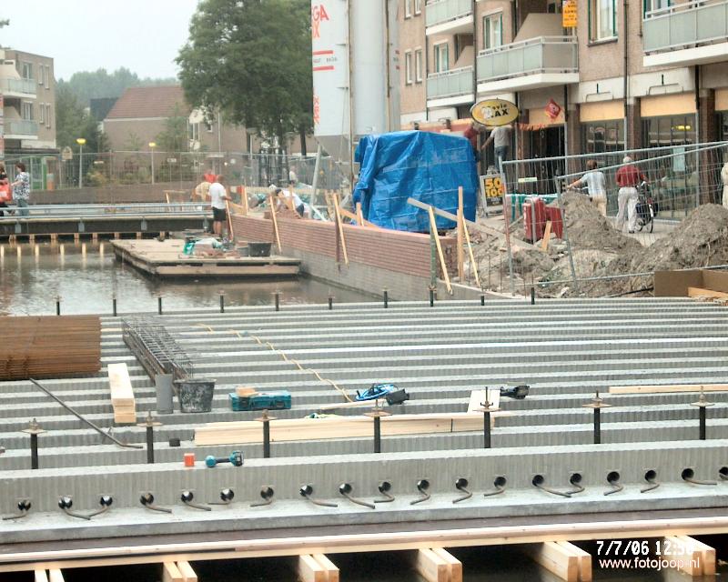 07-07-2006 bekisting en betonijzer aanbrengen oudewatering winkelcentrum beverwaard.