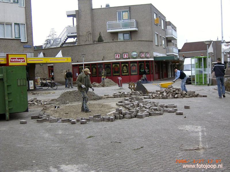 27-03-2006 de stratenmakers zijn hier begonnen met het uitbreken van de stenen en de kabels en waterleiding vervangen in het winkelcentrum beverwaard.