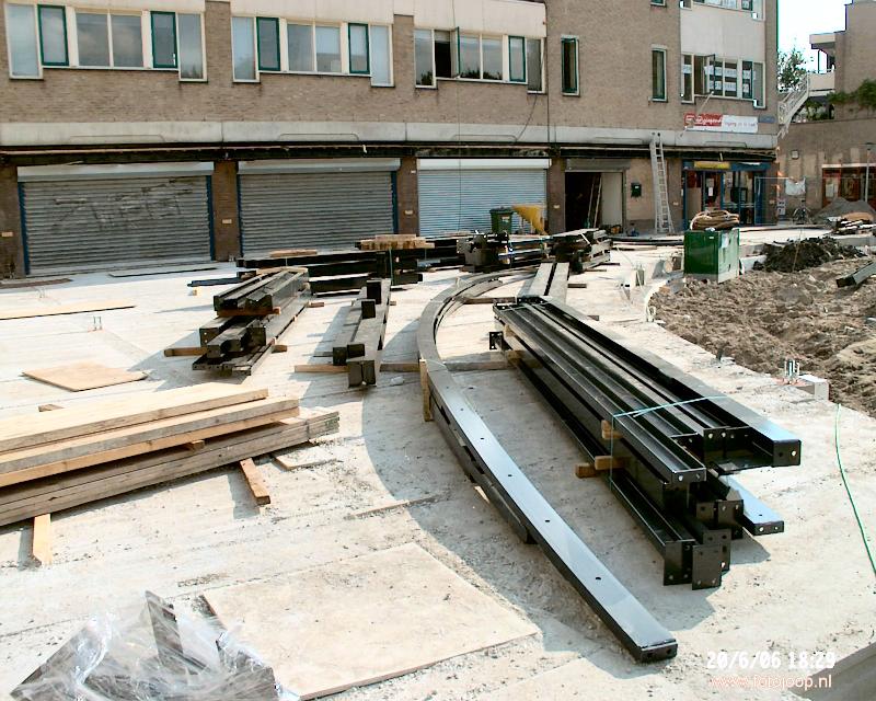 20-06-2006 staal-constructie aangekomen voor de voorgevel bij liddle winkelcentrum beverwaard.