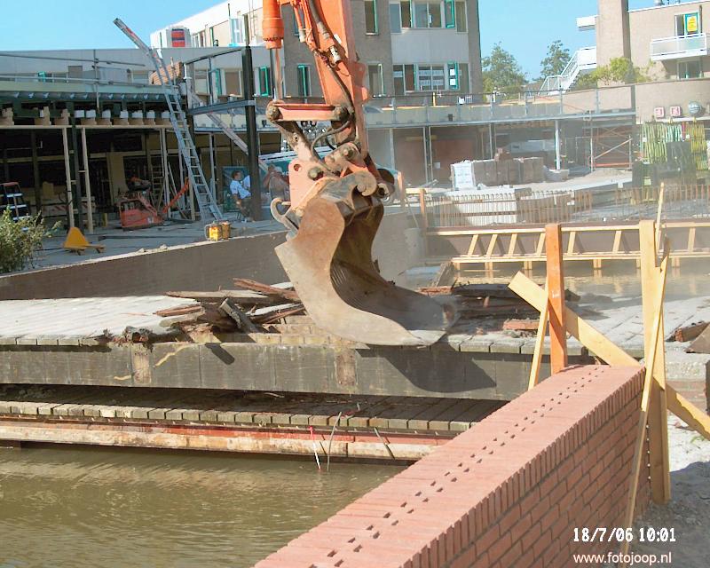18-07-2006 het weghalen van de laatste brug oudewatering winkelcentrum beverwaard.