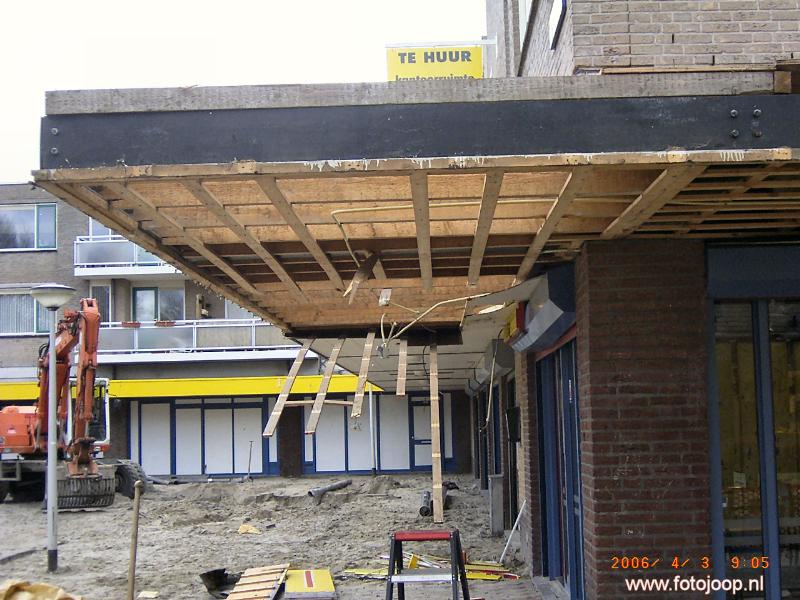 03-04-2006 verbouwing  o/a rioolwerkzaamheden en het weghalen van de luifels winkelcentrum beverwaard.