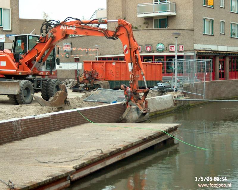 01-05-2006 werkzaamheden aan de muur van de oudewatering in het winkelcentrum beverwaard.