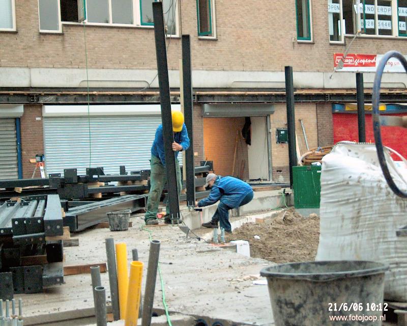 21-06-2006 staalconstuctie plaatsen voor winkels bij liddle winkelcentrum beverwaard.