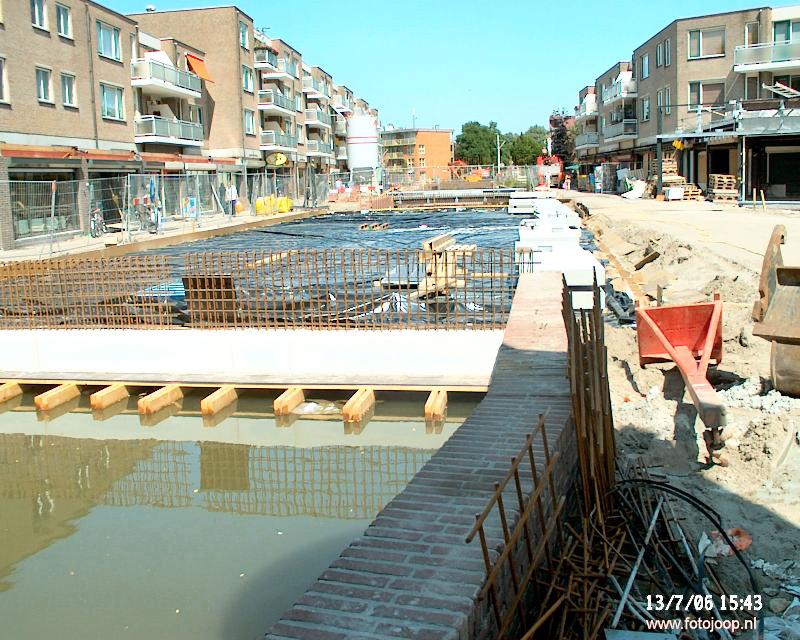 13-07-2006 beton platen lossen voor overgangen oudewatering winkelcentrum beverwaard.