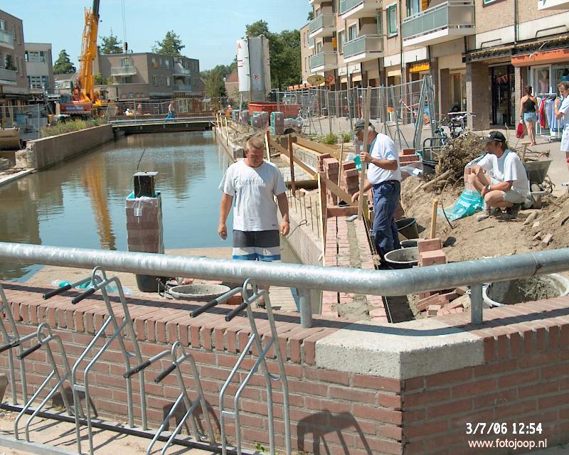 03-07-2006 de kade muur oudewatering word weer op hoogte gemetseld winkelcentrum beverwaard.